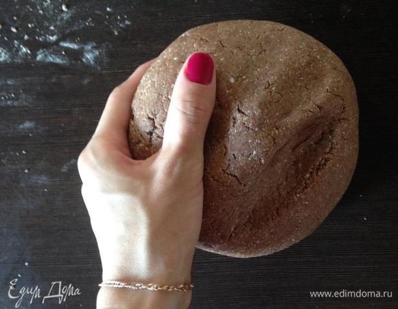 Обе смеси соединяем и вымешиваем тесто.
Оно должно быть податливым и не липнуть к рукам.