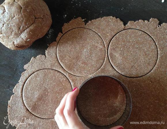 Делим тесто на 2 части (так легче раскатывать) и раскатываем в тонкий пласт.
Формой (можно подручными материалами, посудой и т.д.) вырезаем круги.
Я вырезала сервировочным кольцом диаметром почти 11 см. Можно брать диаметр больше, но не менее 10 см.
