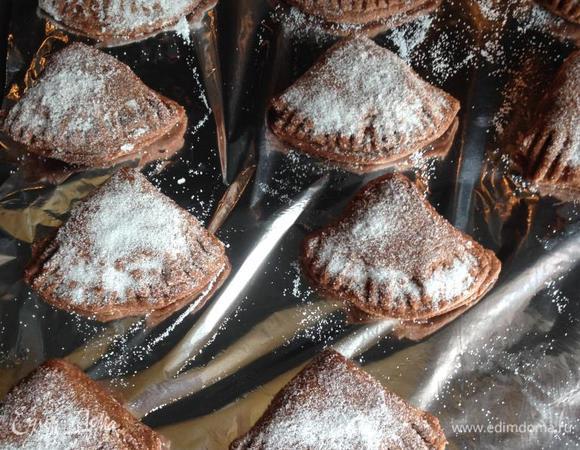 Ставим противень в уже разогретую до 200 градусов духовку минут на 20-25.
Вы поймете о степени готовности по аромату в вашей квартире!