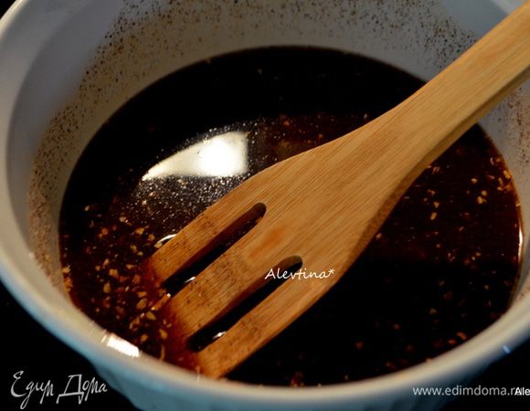 Разогреем гриль или духовку до 200 гр. 
Смешаем все для маринада.