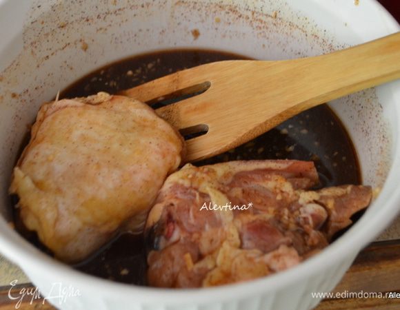 Выложим в маринад куриные бедрышки и оставим мариноваться на 1 час.