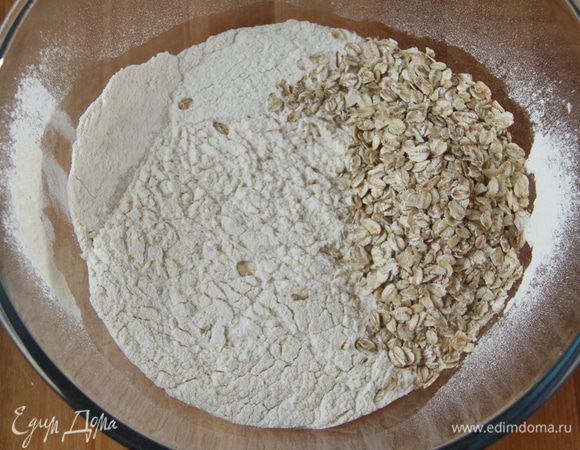 Муку просеять. Добавить сухие ингредиенты: овсяные хлопья, сухие травы, соль.