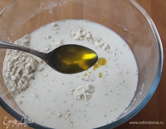 Соединить сухую смесь и жидкую, добавить чеснок и семечки, оливковое масло.