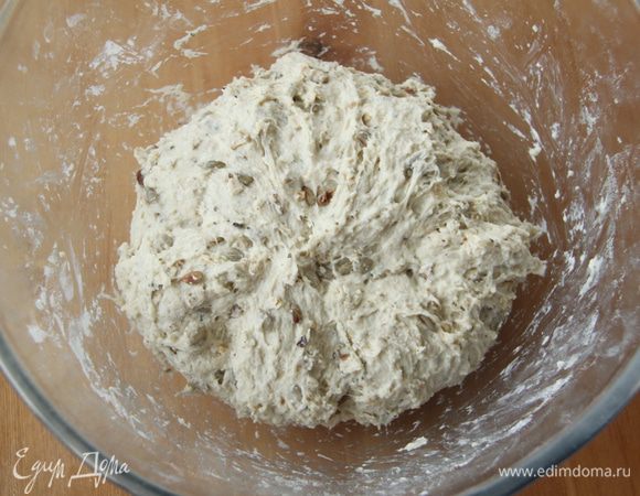 Замесить тесто. Оставить тесто в миске, накрыв пищевой плёнкой, на подъём на 2 часа. 