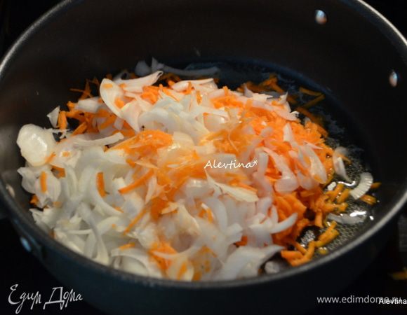 Картофель нарезать тонко соломкой . Луковицу порезать тонко, морковь натереть на крупной терке.
На сковороде растопить масло и обжарить овощи до мягкости 6 мин.