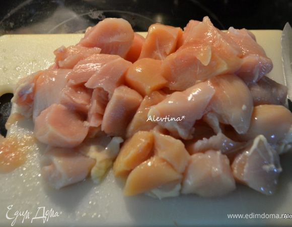 Куриные грудки порезать кубиками.  Посолить и поперчить, используем специи для птицы по желанию.