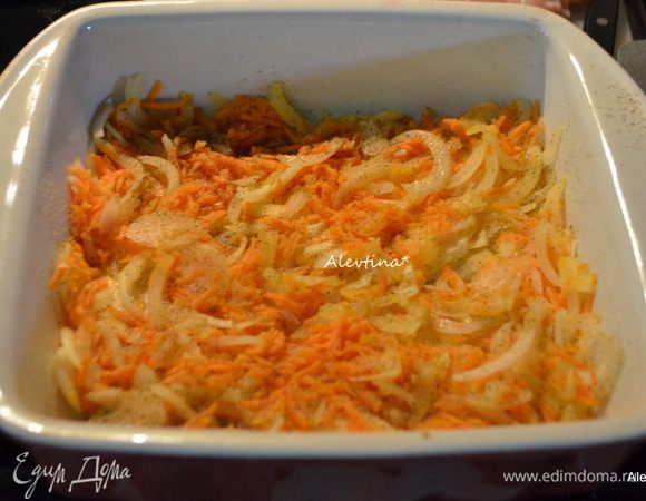 Выложить слой овощей  моркови и лука в форму для запекания.