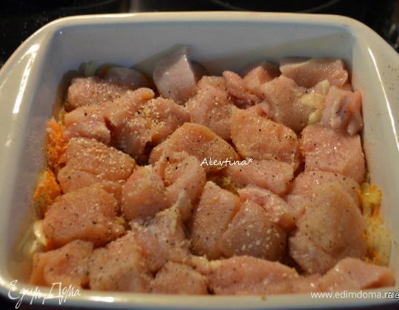 Затем слой куриных кусочков со специями.