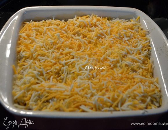 Посыпать тертым сыром, смазать йогуртом натуральным/я этого не делала,например /и закрыть фольгой. Поставить в разогретую духовку на 180 гр на 1,5- 2 часа.