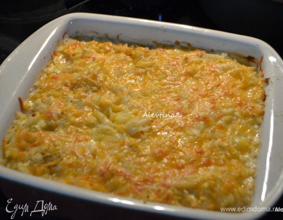 Достанем из духовки. Разделим лопаточкой на порции и подаем к столу.