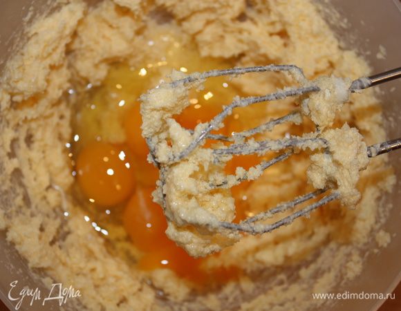 Размягчённый маргарин растереть с 250 гр. сахара миксером. Ввести по одному 6 яиц.