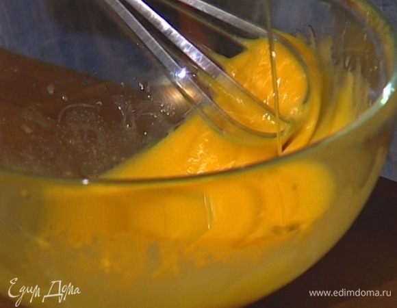 Приготовить майонез: желтки с горчицей слегка взбить венчиком, продолжая взбивать, тонкой струйкой влить половину оливкового масла, 1–2 ст. ложки лимонного сока, затем медленно влить оставшееся масло и взбить еще немного.