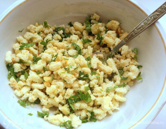 Добавить к сухарикам молоко и мелко порезанную петрушку.