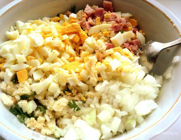 Предварительно отварить 2 яйца. Лук, бекон ( я взяла вместо бекона грудинку) и вареные яйца порезать мелким кубиком и добавить сухарной начинке.