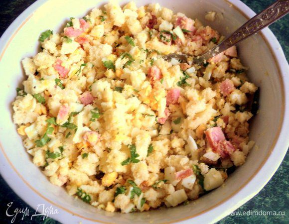 С лимона натереть цедру и выдавить сок и добавить в начинку. В оригинале рецепта использовался 1 лимон, я использовала половину и этого оказалось достаточно. Посолить и поперчить начинку по вкусу, перемешать.