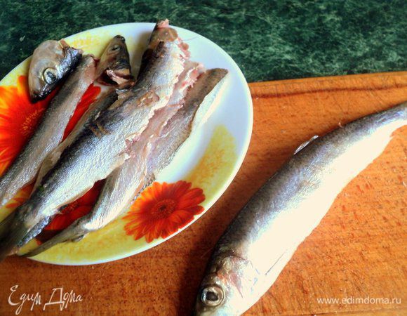 Сардины разделать на филе, у голов удалить жабры. Слегка посолить и поперчить.