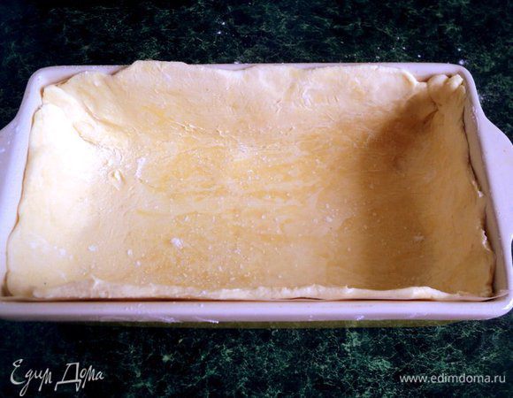 Форму (у меня размером (10х20см) застелить бумагой для выпечки, смазать маслом. С большего пласта теста снять пленку и сформировать дно и бока пирога.