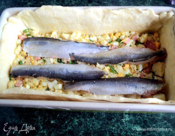 Выложить половину начинки, сверху филе сардин.