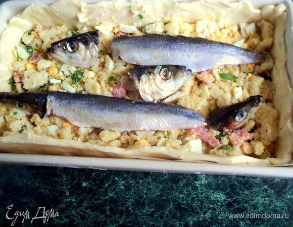 Затем снова начинку и филе. Сверху установить головы рыбок. Полить начинку сухим белым вином.