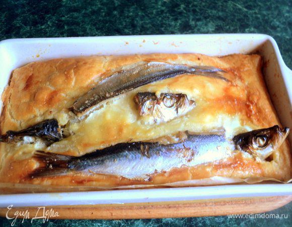 Выпекать при температуре 220 градусов 10 минут, затем температуру снизить до 180 градусов и печь 50-60 минут. Готовому пирогу дать постоять в форме 15-30 минут.