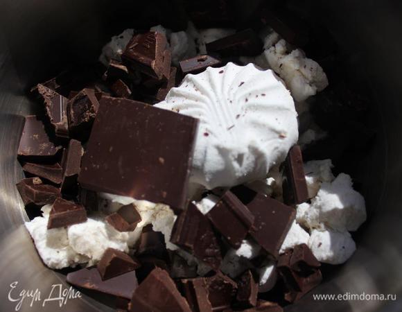 Действия такие же.....
Ломаем шоколад (берите горький или же темный, так как будет сладко!!!) и зефир в кастрюльку, заливаем их 20 % сливками и ставим на огонь.
