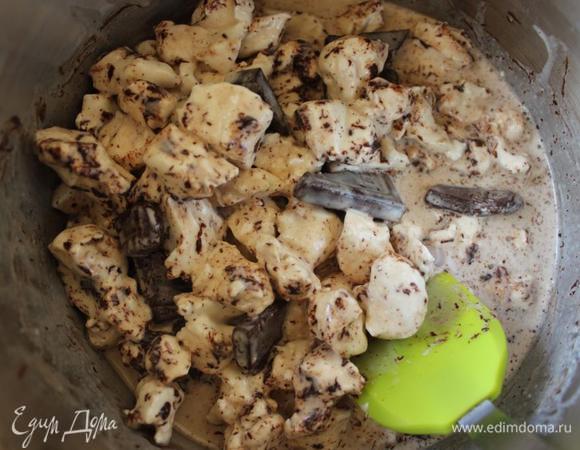 Помешивая смесь и раздавливая лопаточкой зефир, варим массу до растворения шоколада. 
Ждать, пока зефир раствориться полностью нет необходимости. 
