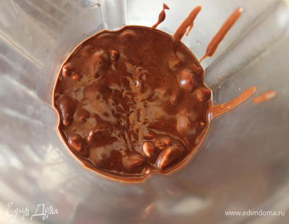 Как видим, масса густая....
Переливаем массу в блендер и взбиваем до однородности.
