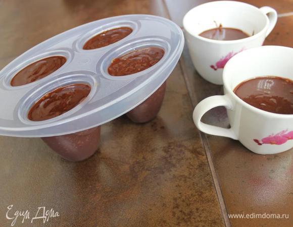 Разливаем по формочкам (порции делаем небольшие, так как десертом быстро насыщаешься), можно просто в красивые чашечки.
Полностью остужаем и отправляем в морозилку до застывания. 
Часов на 5 (на ночь). 
