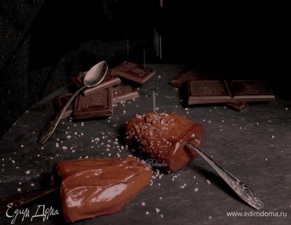 Я таким десертом наслаждаюсь, слегка (не так как на фото)))))))) посыпав его солью!!
Приятного!!!!