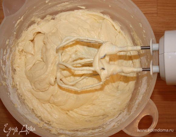 В другой ёмкости смешать муку, ванилин, разрыхлитель, молотый миндаль. Всё всыпать в яично-маргариновую смесь, добавить 125 мл. молока и хорошо перемешать миксером.
