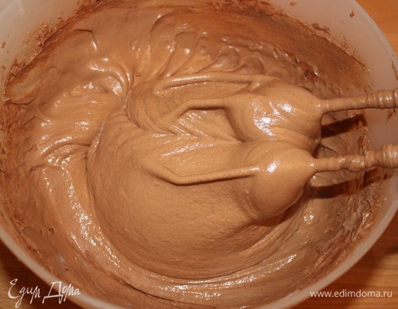 Тесто разделить на две части. Для получения шоколадной основы в одну из частей добавить 50 гр. сахара, 50 гр. какао, 75 мл. молока, щепотку корицы.