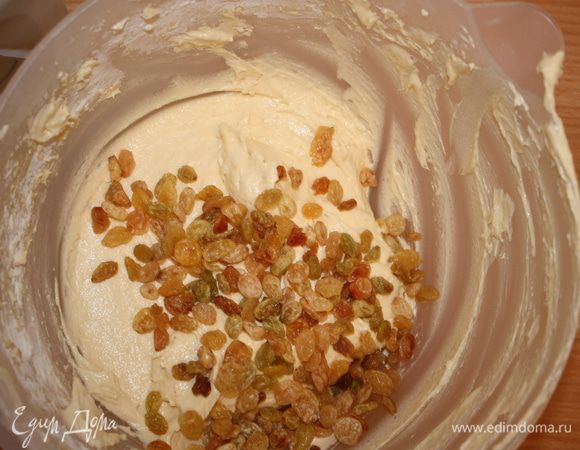 В другую часть (светлое тесто) добавить изюм (предварительно вымытый и высушенный).