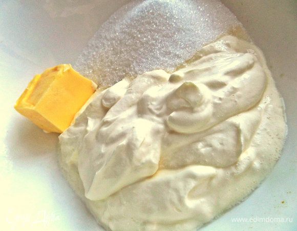 Смешиваем ложку мягкого масла,не жидкую сметану и сахар.