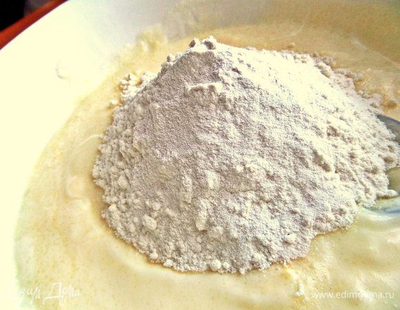 Муку по стакану, сколько возьмёт. У меня ушло 280 г, но тесто липкое и потом подсыпала на доску.