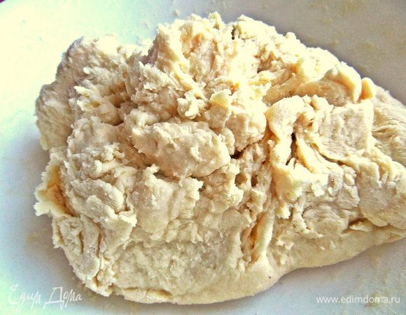 Вот тесто перед отправкой в холодильник. Я охлаждала минут 15.