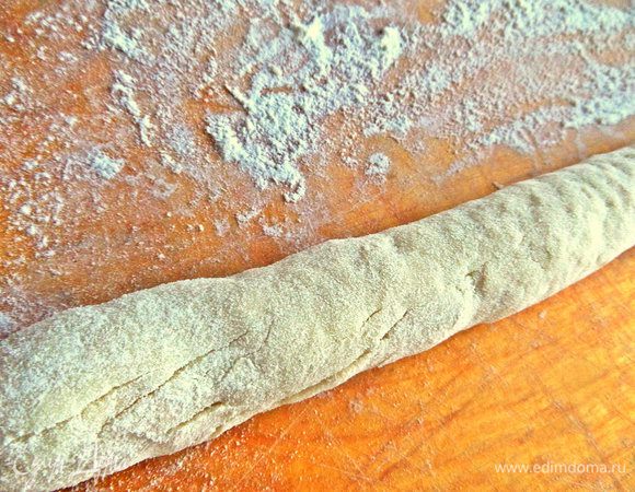 Отрезаем часть теста,катаем в колбаску.