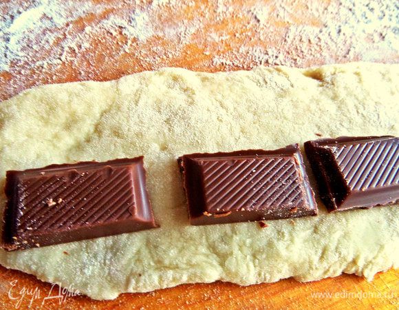 Затем катаем поперёк тесто в широкую ленту.