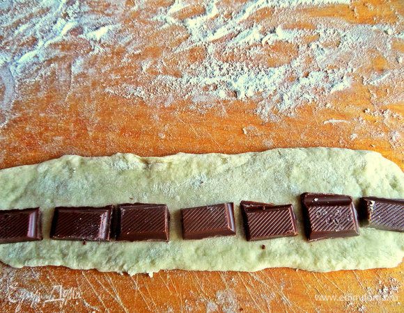 Ломаем плитку шоколада на дольки и раскладываем на расстоянии примерно так.