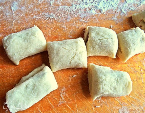 Заворачиваем тесто снизу на шоколадку,потом сворачиваем в рулетик. Разрезаем между дольками,тем самым делая шов.