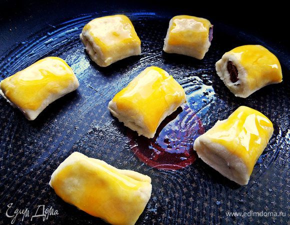 Переносим на смазанную форму,промазываем верх желтком.