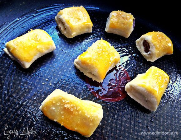 Посыпаем по щепотке сахара на желток.