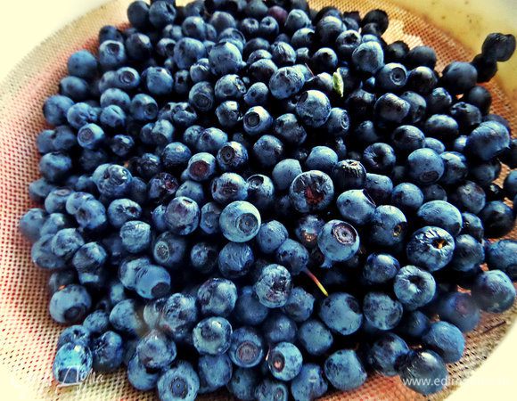 Остальное тесто я решила закрутить с черникой. Не думала показывать (но Юлечке намекнула и она попросила показать!), поэтому без подробностей, но принцип тот же.