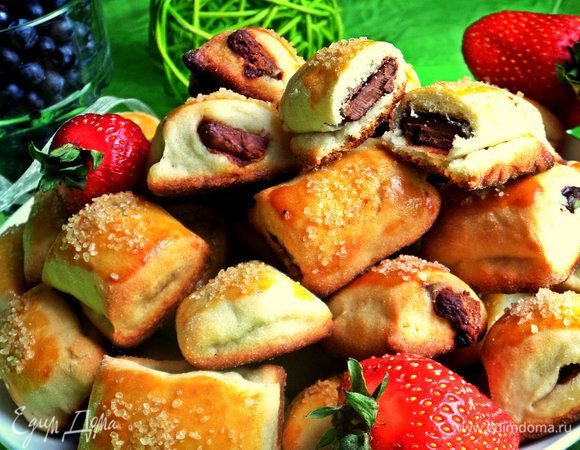 Печенье мягкое, нежное, шоколад дополняет вкусное тесто. Даже не знаю, какая начинка вкуснее, отнесла оба варианта на работу, но там обе понравились :)