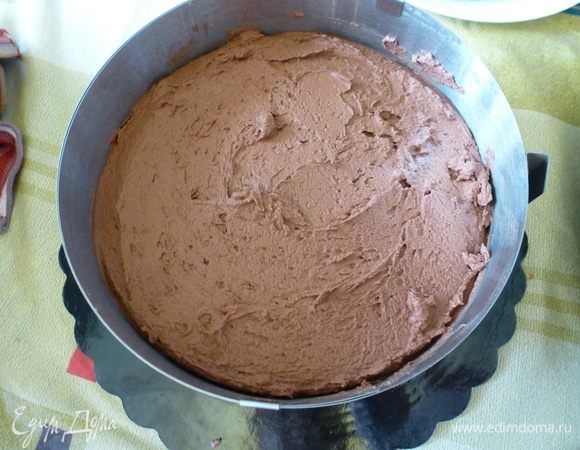 Готовый мусс сразу же выкладываем на корж, пока он окончательно не схватился.