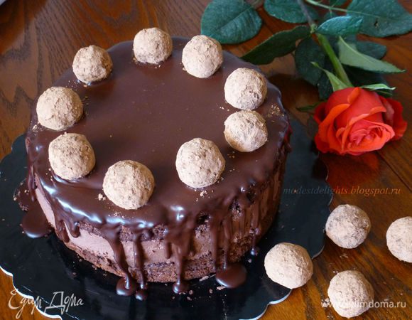 После убираем кольцо. На плите на маленьком огне при постоянном помешивании согреваем остатки ганаша, пока он не станет опять жидким. Поливаем им торт. Сверху выкладываем трюфели.
Торт готов! Приятного чаепития!