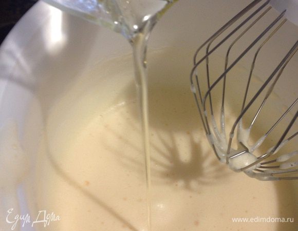 В яйца струйкой вливаем масло 1/3-1/2 стакана (чем больше какао, тем больше масла, я беру 5 ст. ложек какао и 1/2 стакана масла). Снова взобьем миксером.