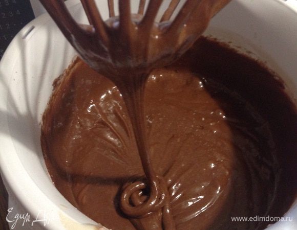 Добавить третью часть сухой смеси, взбиваем, получается густая смесь. 
Добавляем третью часть молока, взбиваем миксером, и так два раза. 
Можно сделать проще, добавить всю сухую смесь и молоко, и взбить, всё так же хорошо получается.