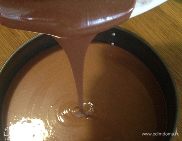 В конце вливаем стакан кипятка. И взбиваем миксером.
Ставим заранее разогретую духовку при 180 градусах до сухой спички (у меня 30-35 минут).