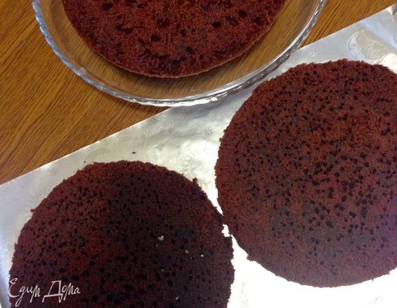 Остужаем бисквит. Он очень поднимается, форма у меня 26 см, обрезаем ровненько и делим, я разделила на 3 коржа. Очень хорошая текстура бисквита.