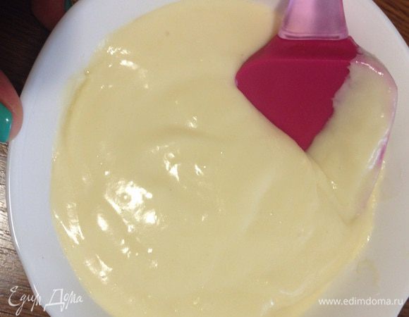 Готовим одну часть крема. Варим заварной крем. Яйцо растереть с мукой, и влить холодной молоко, хорошо размешать, чтоб не было комочков. Варим крем на медленном огне до загустения. Перекладываем в миску и оставляем остывать.